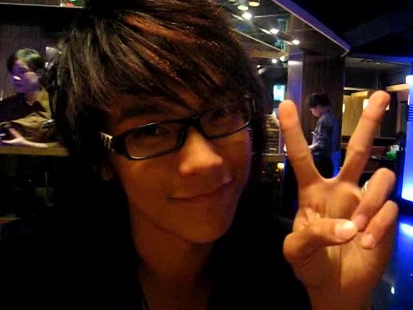 wow, hes so cute, i love his glasses...