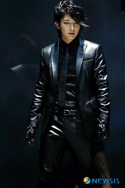 ok..i give up!! i just melted!!!!! ..THIS ONE IS JUST DAMMM!!! WOOOW!!! ..he would play one hot  BAD BOY!!!