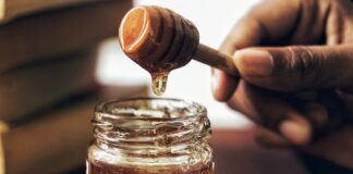 honey jar with honey comb