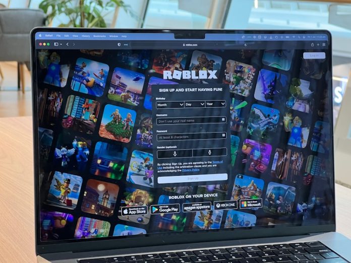Photo by Oberon Copeland @veryinformed.com a laptop with a screen
