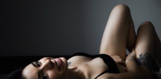 woman in black brassieres