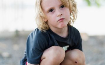 child in black crew-neck t-shirt